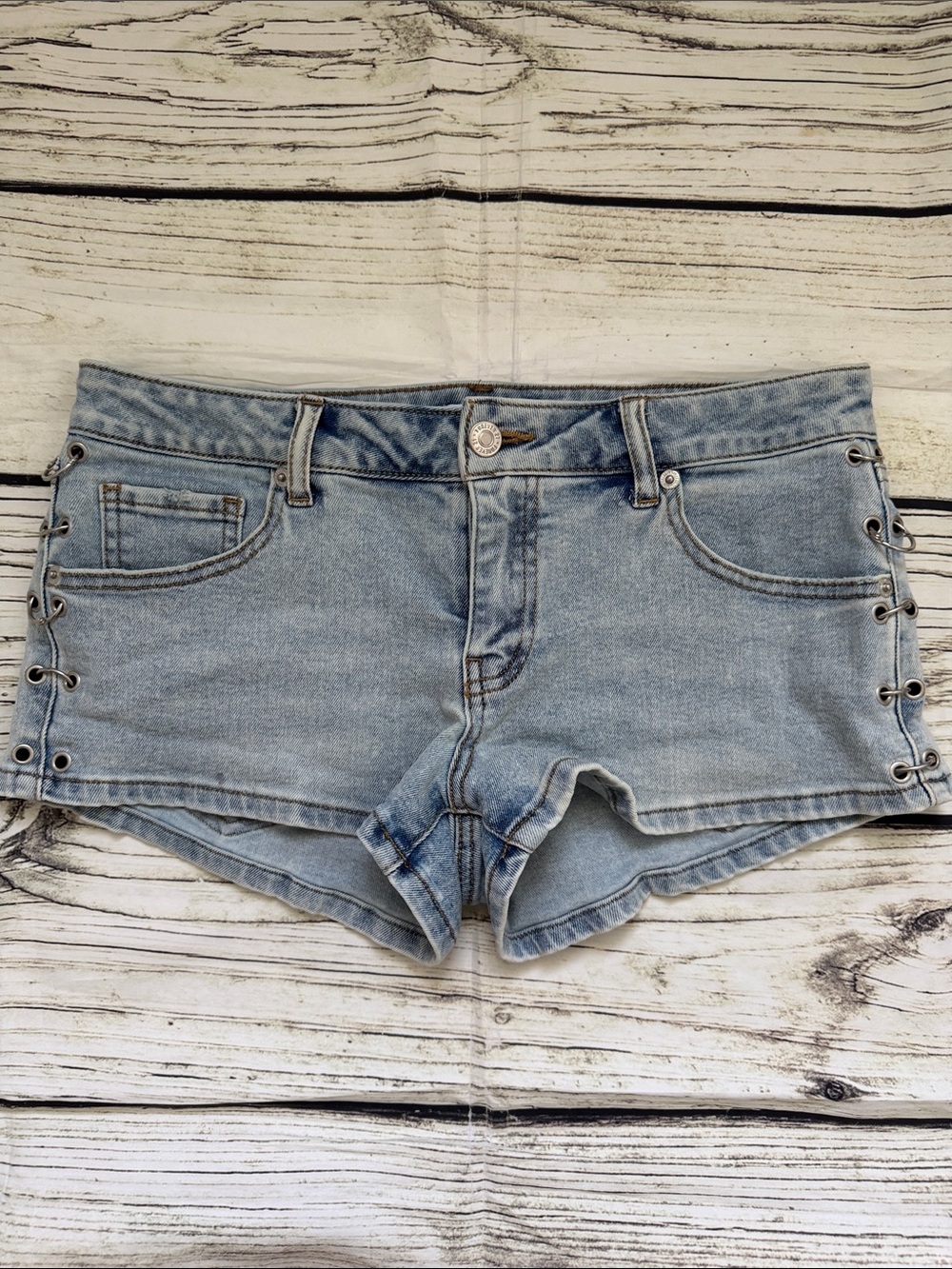 ♡ Forever 21 Women's Light Wash Denim Low Rise Short Shorts 26